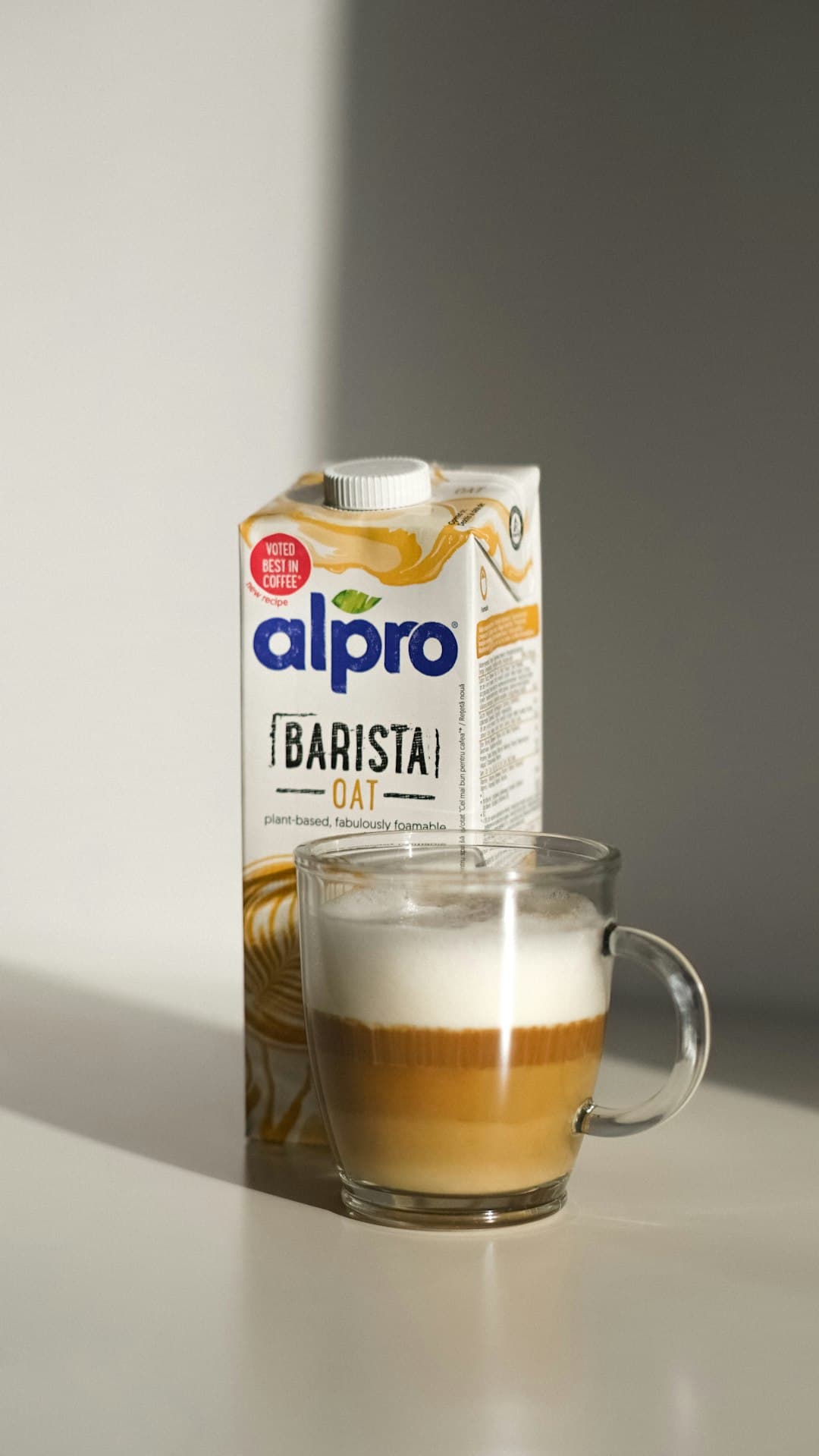 Cappuccino met latte art in een wit kopje