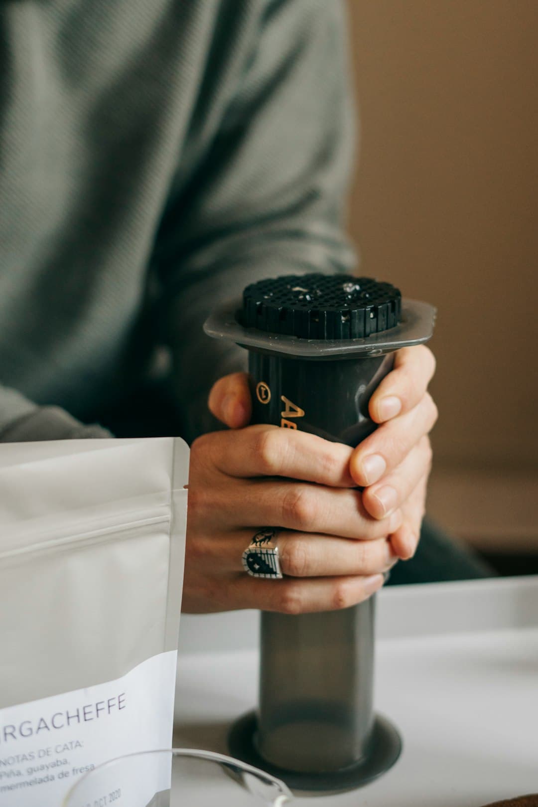 Aeropress koffiemaker met vers gezette koffie