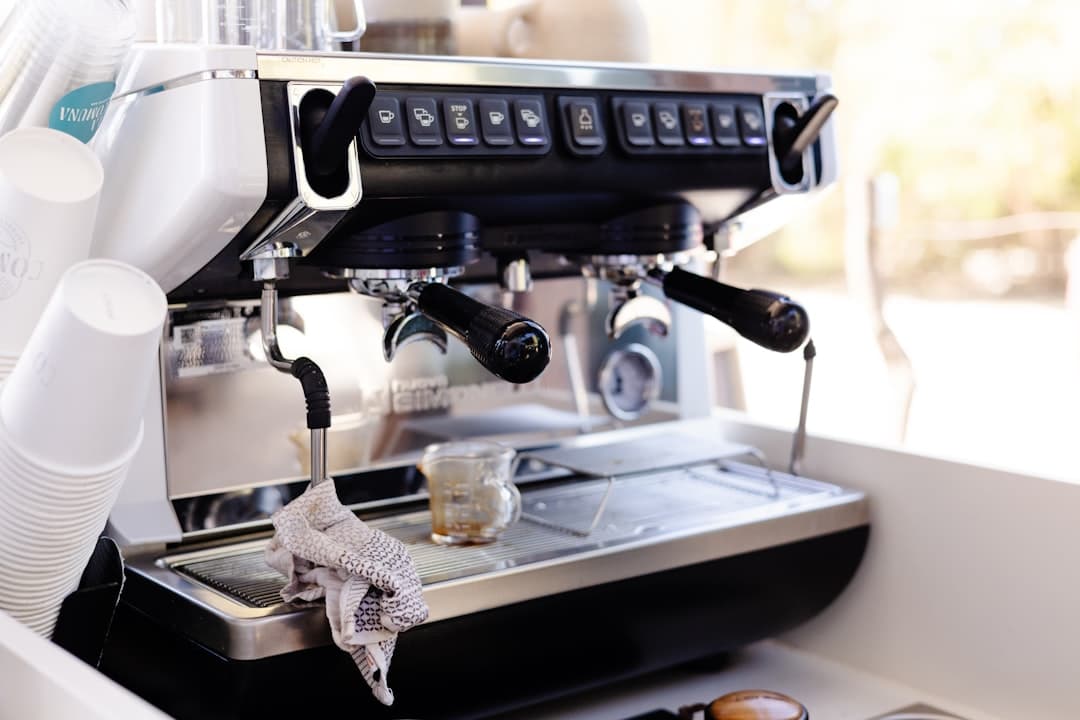 Espressomachine met portafilter en blinde basket tijdens backflush-procedure