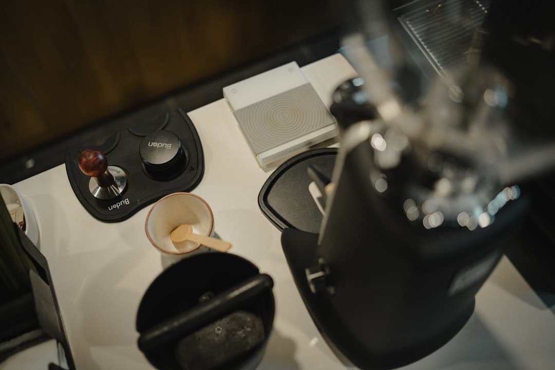 Barista accessoires op een houten werkblad