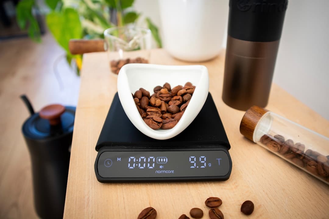 Koffieweegschaal met espresso op het display