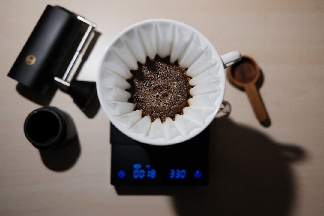Weegschaal met koffie en water voor perfecte brew ratio