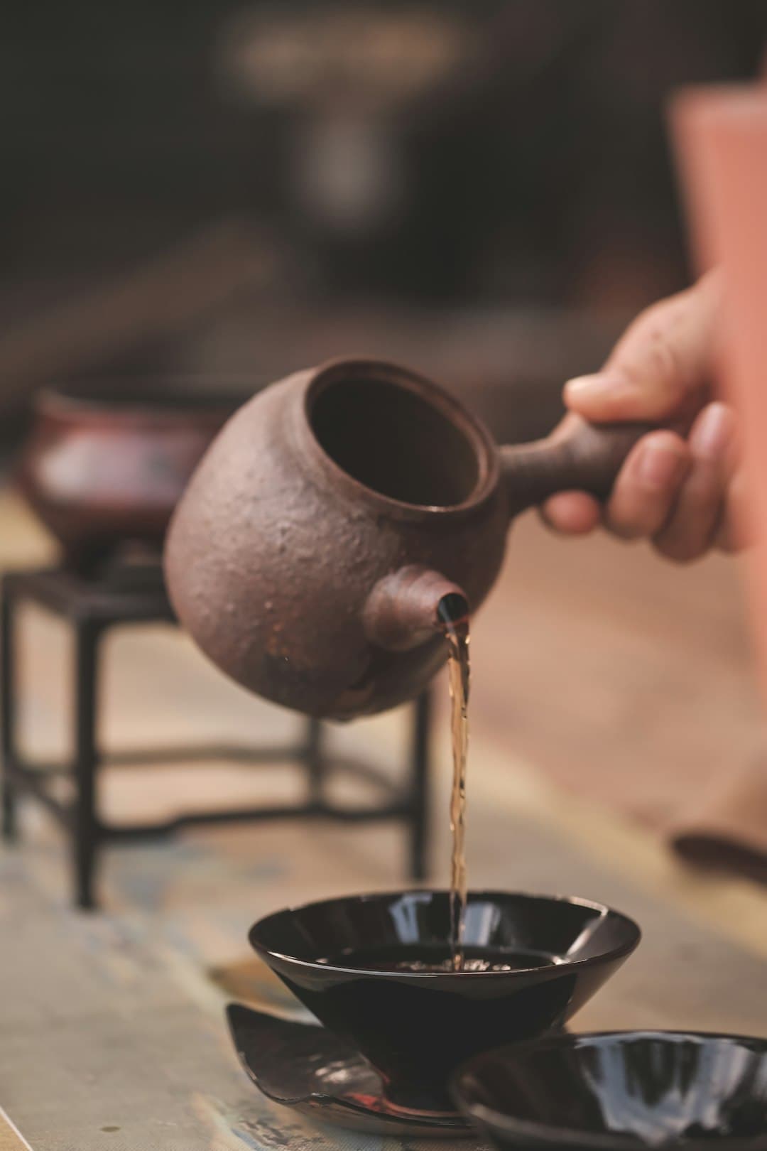 Café de olla in traditionele aarden pot met kaneelstokje