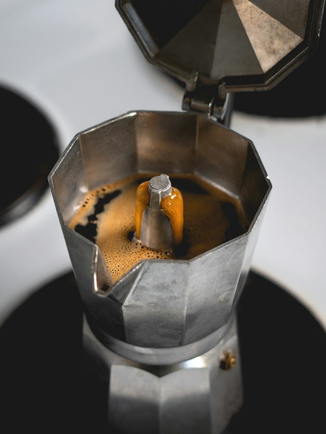 Espresso extractie door een naked portafilter met zichtbare channeling