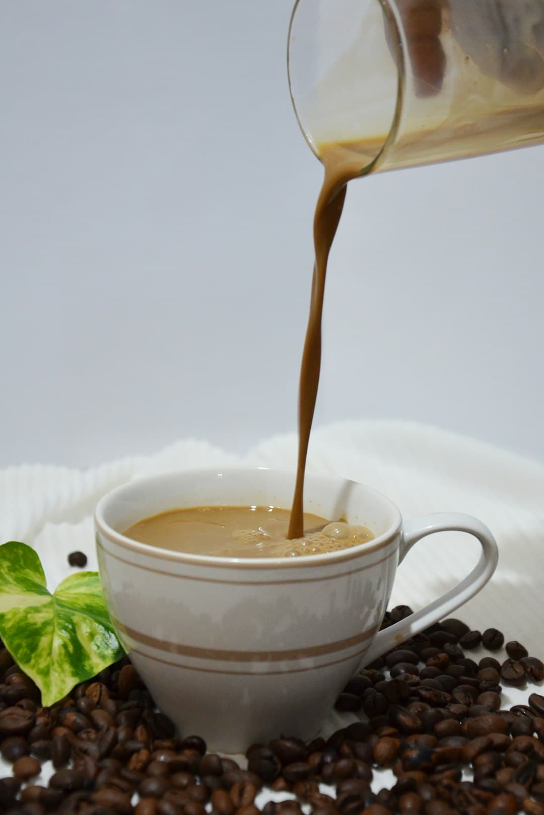 Kopje koffie met cordyceps paddenstoelen op de achtergrond