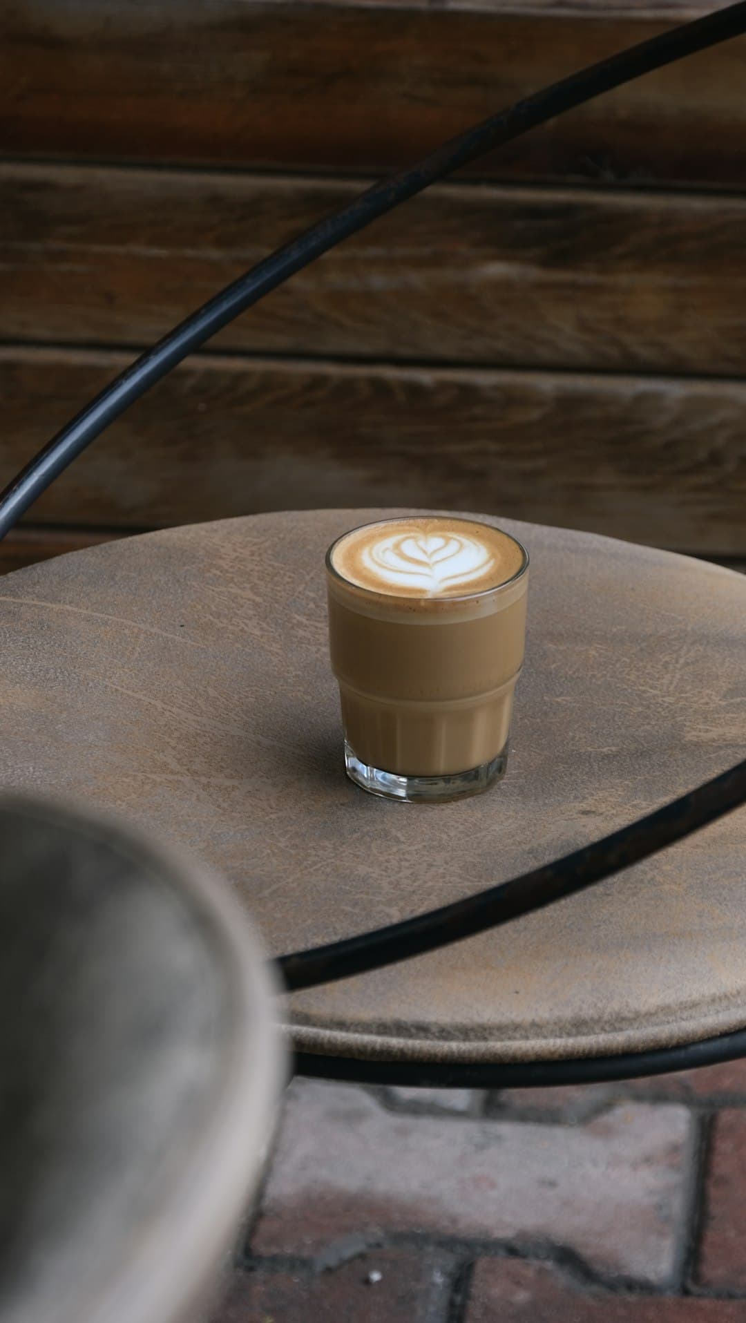 Cortado in een Gibraltar-glas op een marmeren ondergrond