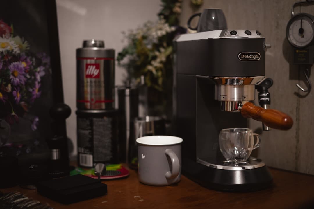 De'Longhi volautomaat op een aanrecht met onderhoudsmiddelen