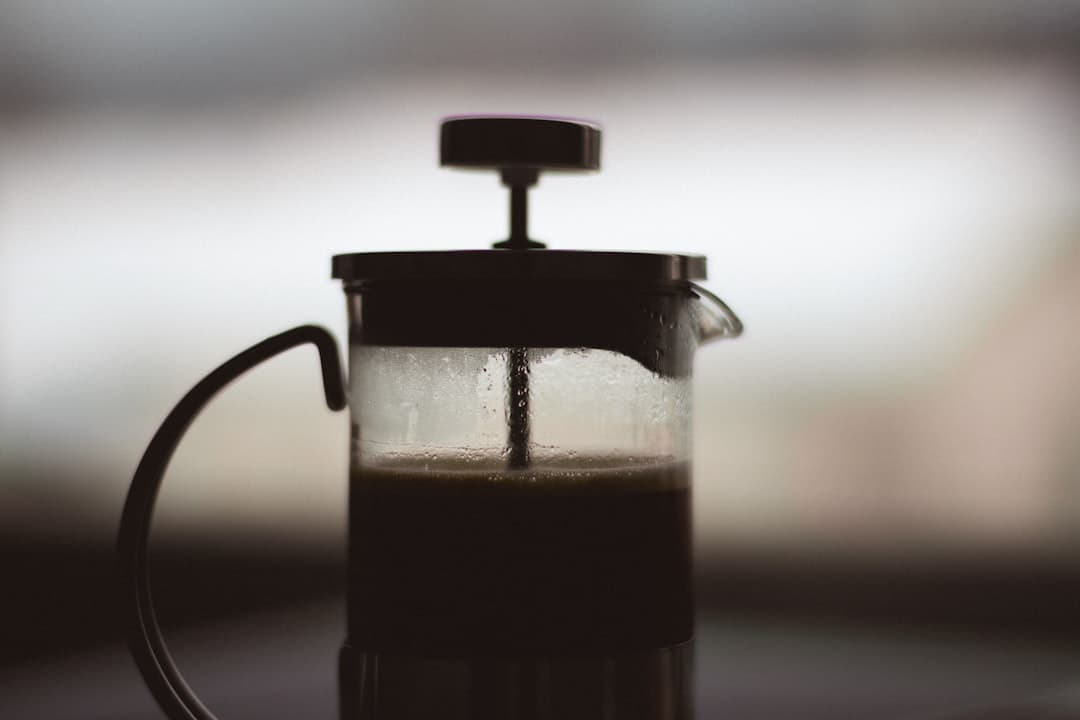 French press met vers gezette koffie op een bureau