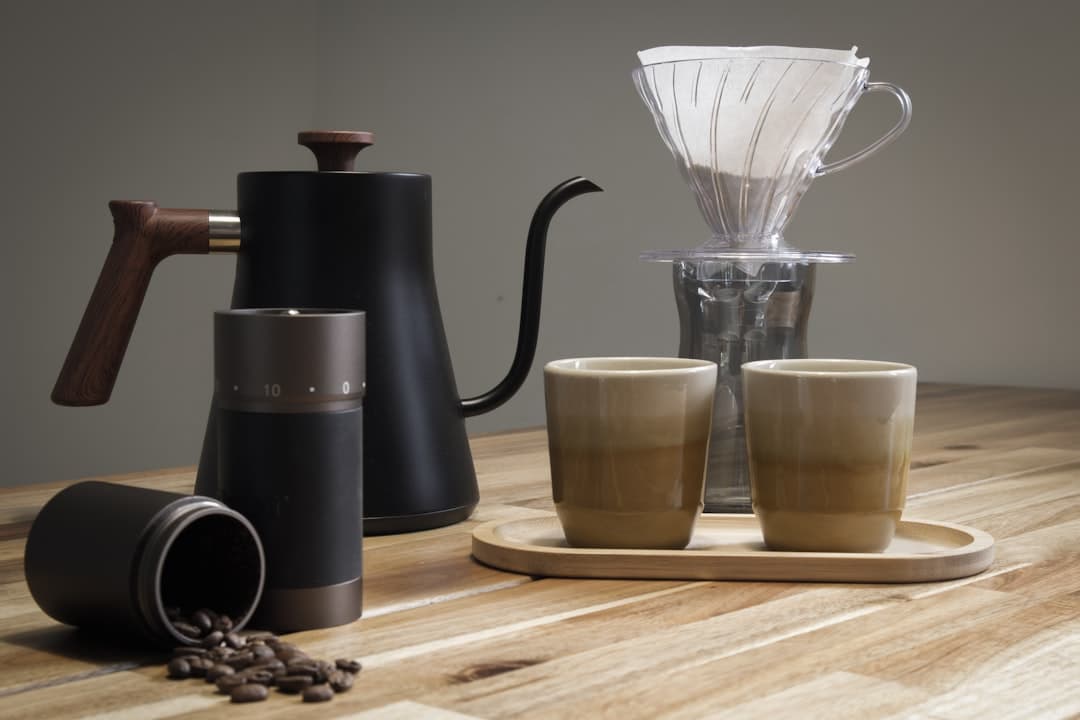 Handmatige en elektrische koffiemolen naast elkaar