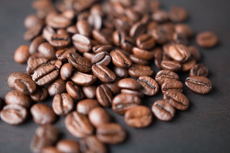 Koffiebonen op een grijze ondergrond