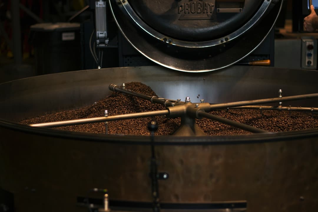 Koffiebonen worden gebrand in een professionele koffiebrander