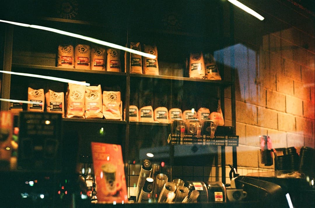 Koffiezakken met verschillende keurmerken in een winkel