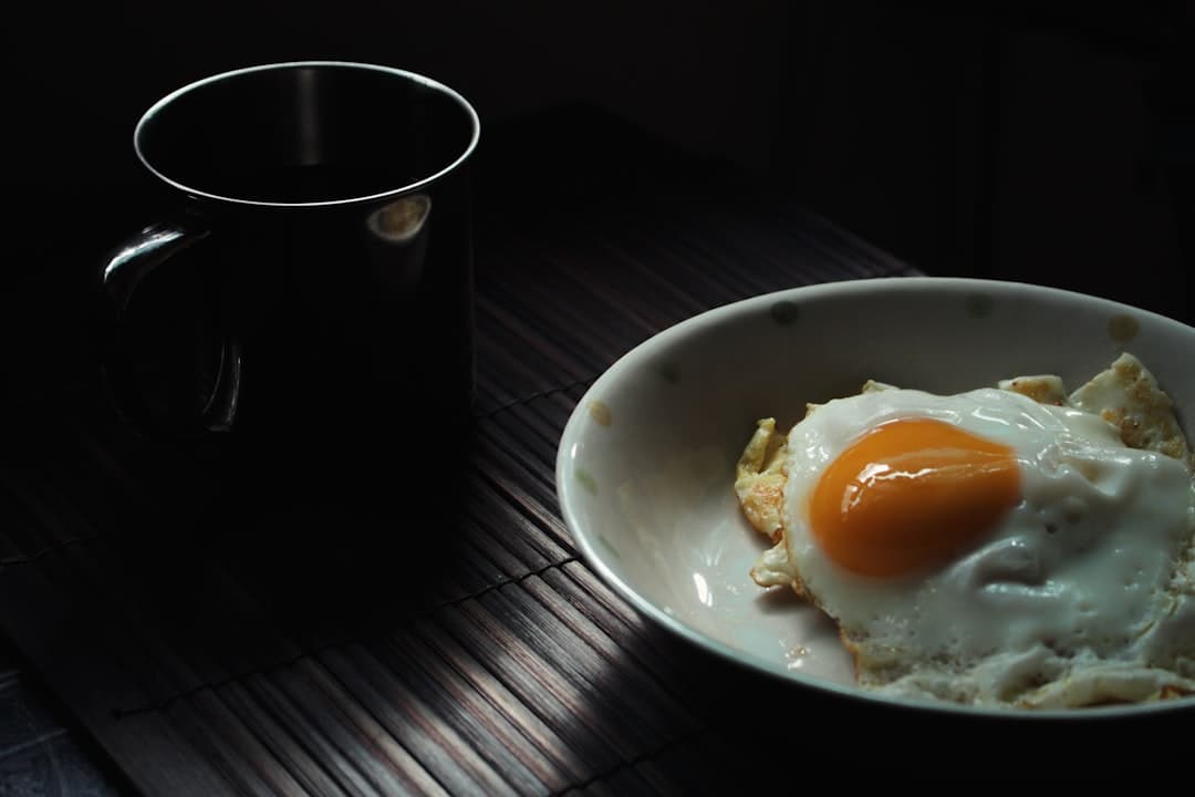 Kopje koffie op een leeg ontbijttafel in ochtendlicht