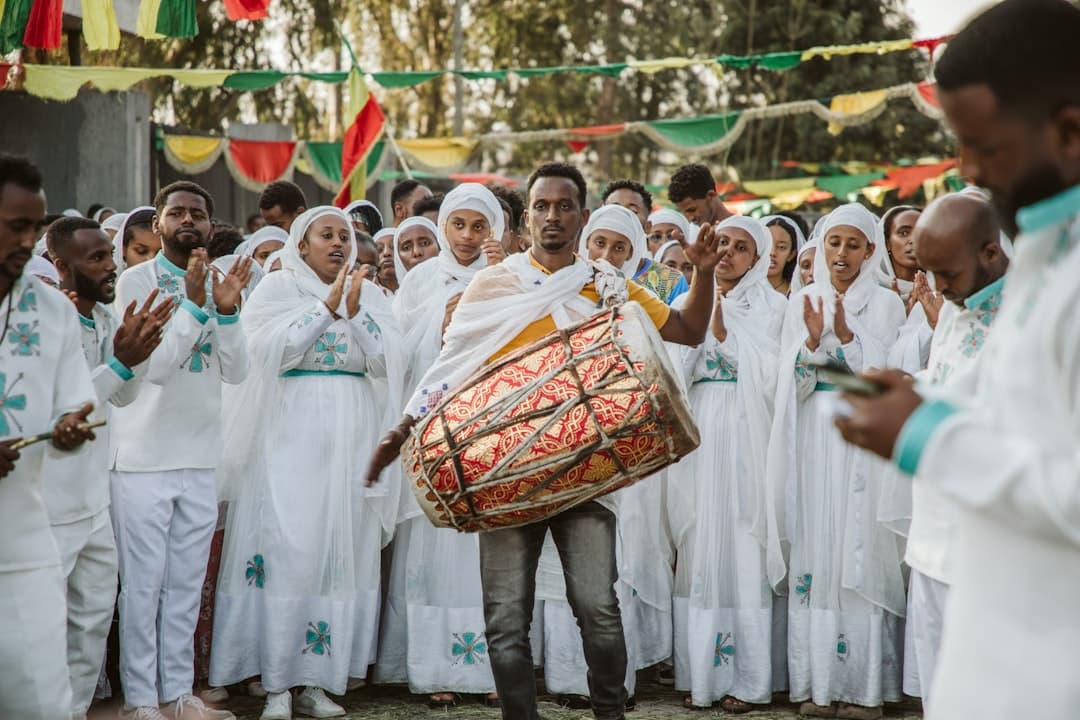 Ethiopische koffiebonen worden gesorteerd op een droogbed