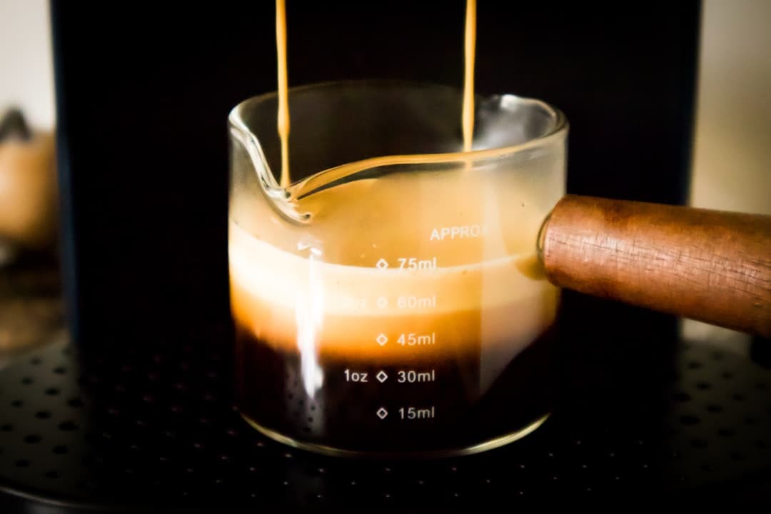Espresso met dikke goudbruine crema in een wit kopje