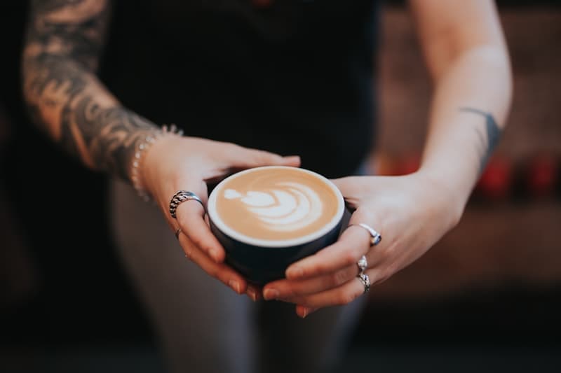Cappuccino met latte art in een witte kop