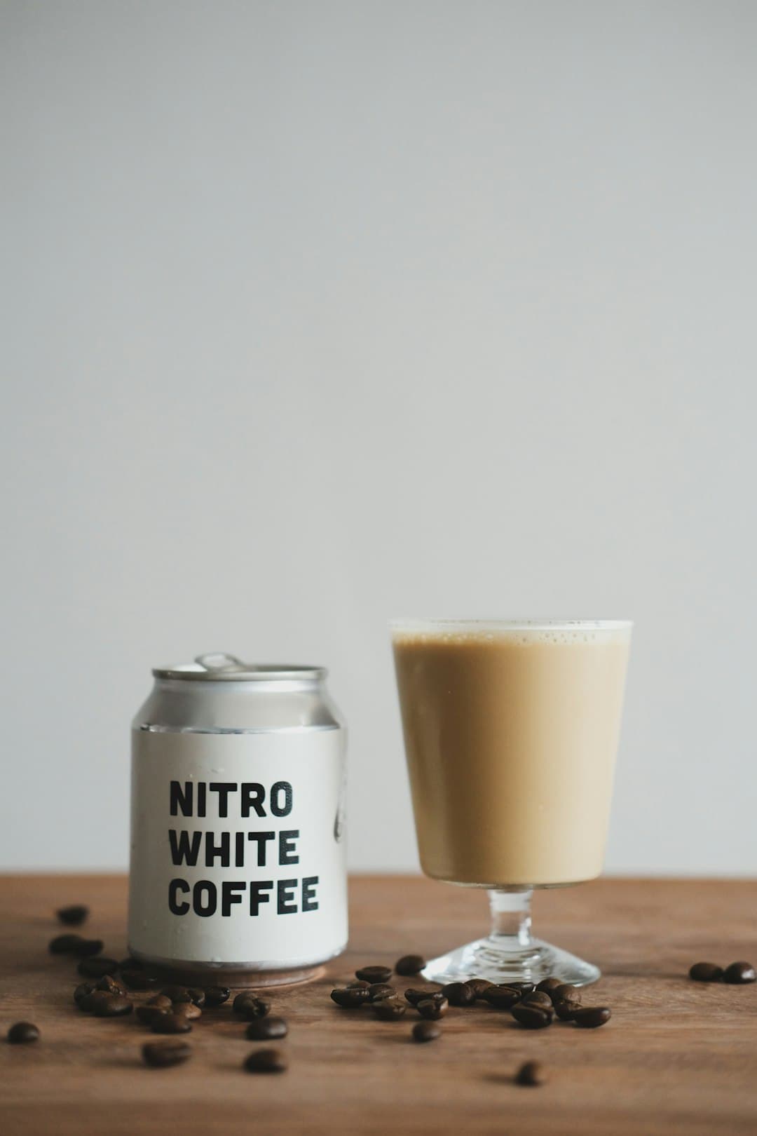 Nitro cold brew wordt uit een tap geschonken met cascade-effect