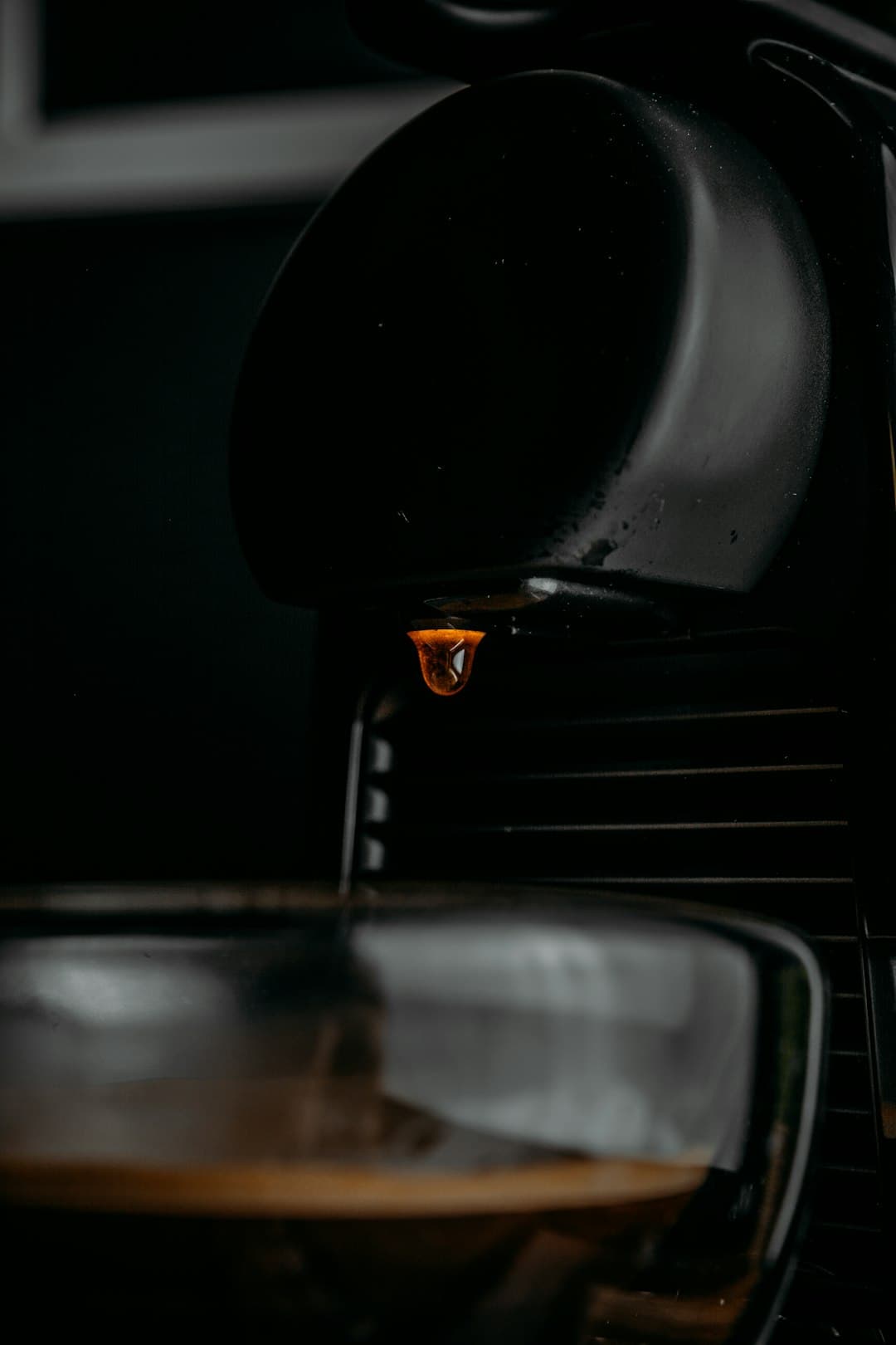 Waterige espresso met dunne crema als voorbeeld van onderextractie
