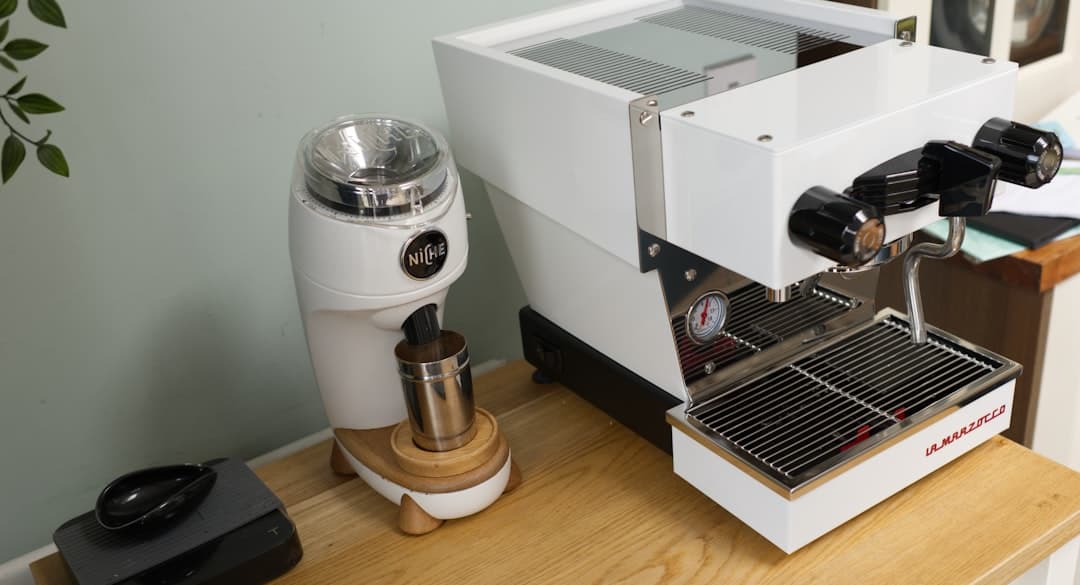Koffiemachine met ontkalkingsoplossing die doorloopt