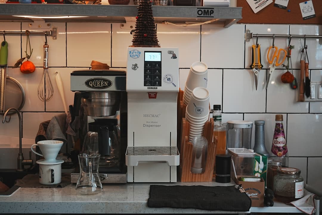 Verschillende ontkalkers naast elkaar op een aanrecht