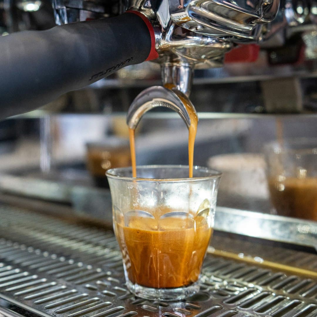 Espresso shot met mooie crema in een glazen kopje