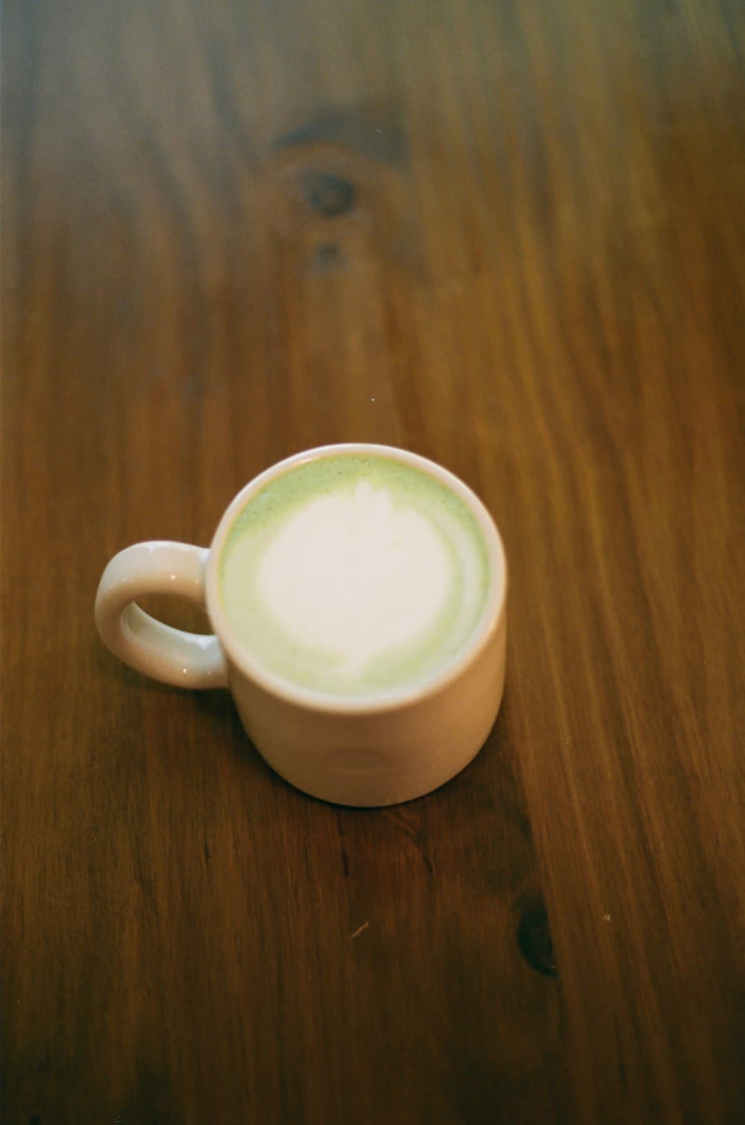 Groene pistachenoten in een kom