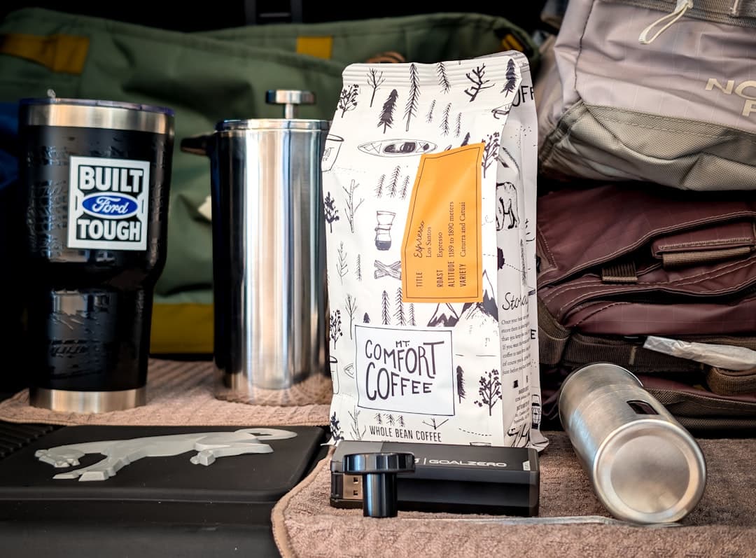 Portable espressomachines naast elkaar op een houten tafel