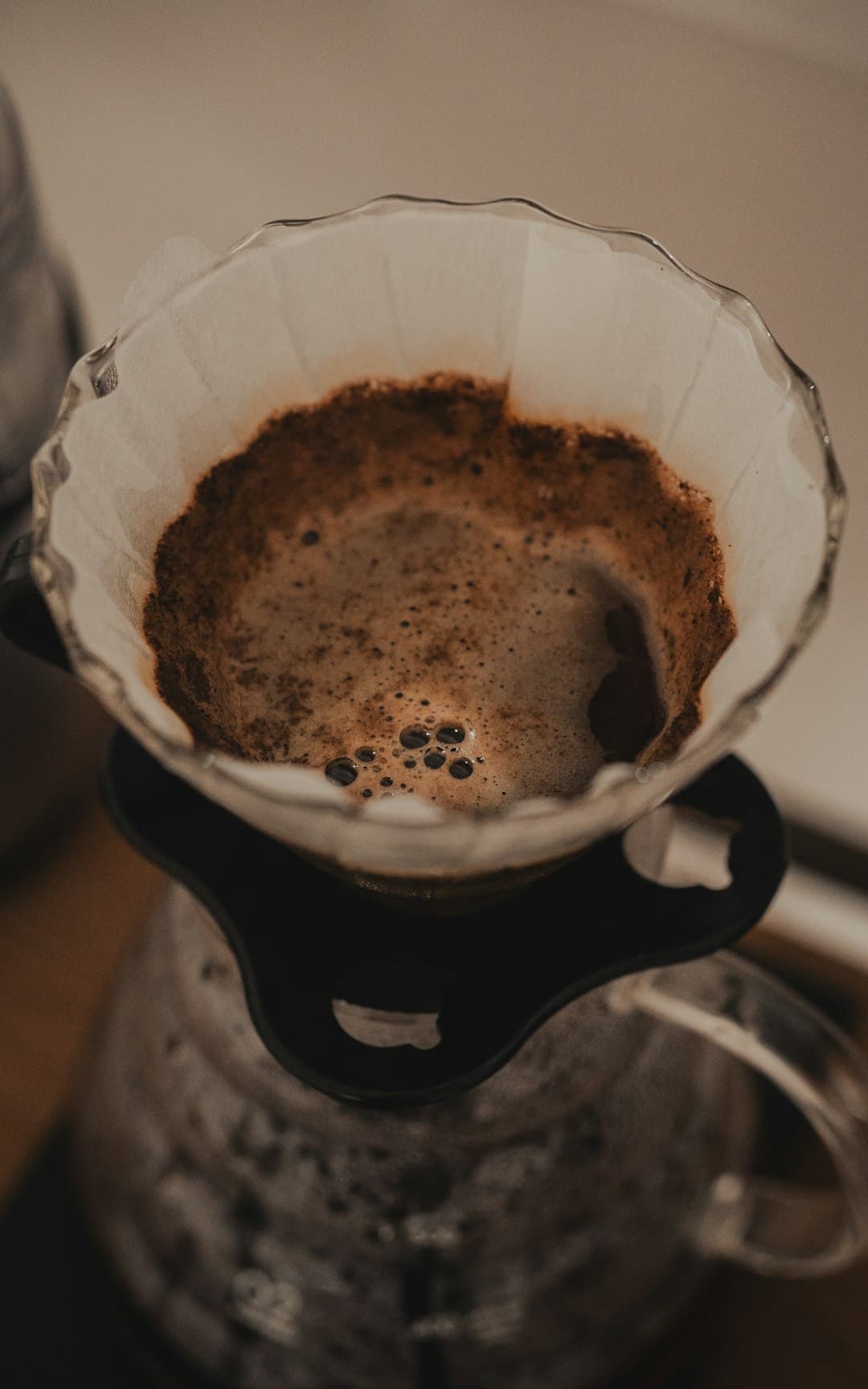 Pour-over koffie zetten met V60 dripper en zwanenhals waterkoker