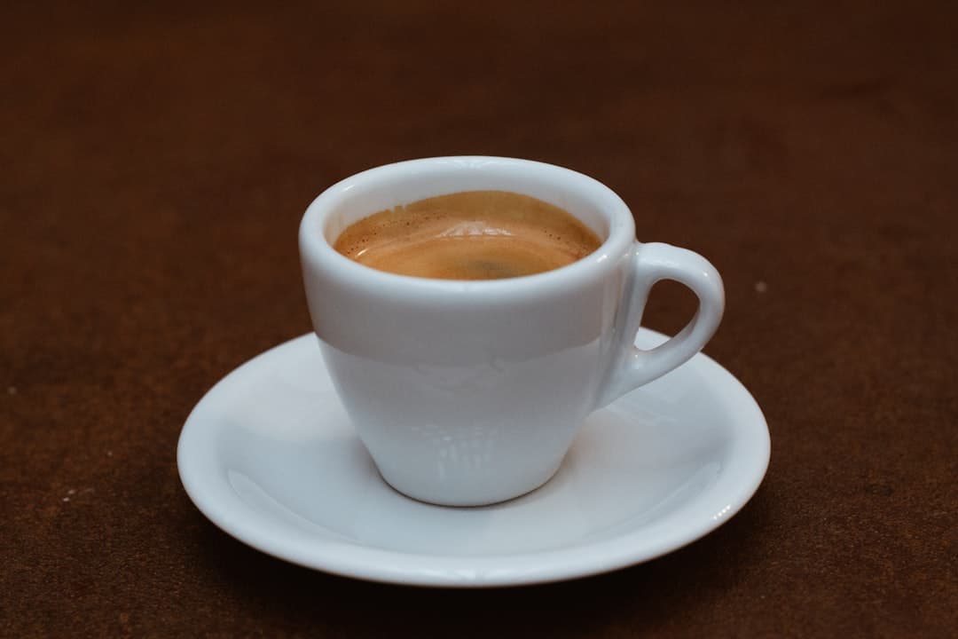 Kleine ristretto shot in espressokopje met dikke crema