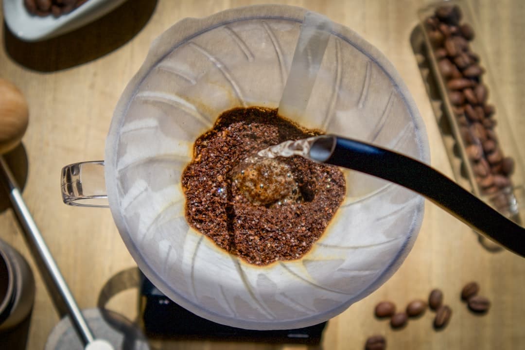 Slow coffee setup met V60 dripper, handmolen en verse koffiebonen