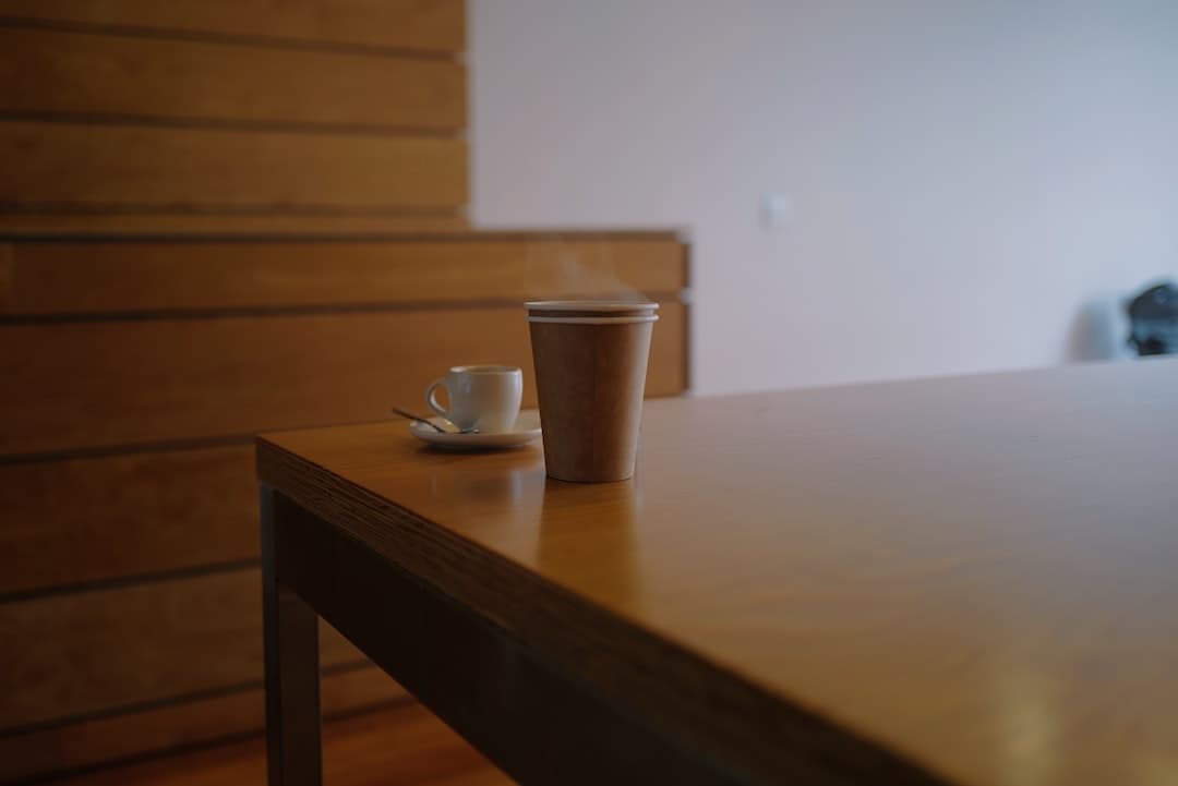 Leeg koffiekopje op een tafel als symbool voor stoppen met koffie