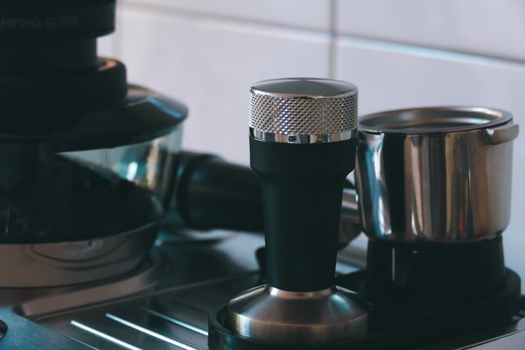 Een 58mm tamper drukt gemalen koffie aan in een portafilter