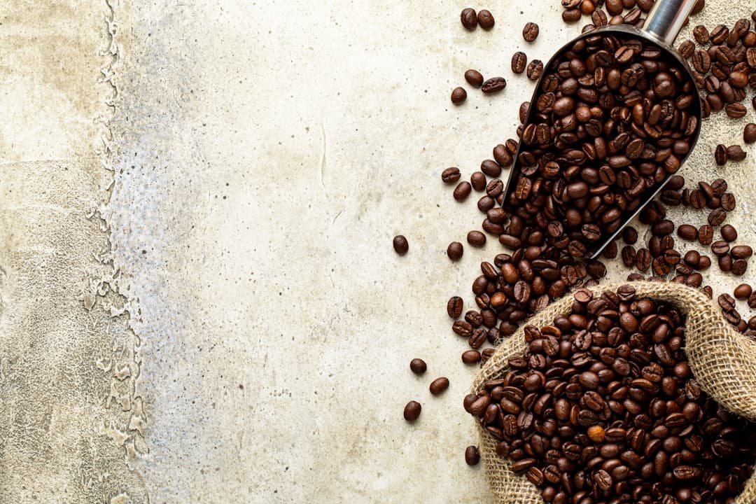 Koffiebonen in een juten zak met koffiekopje