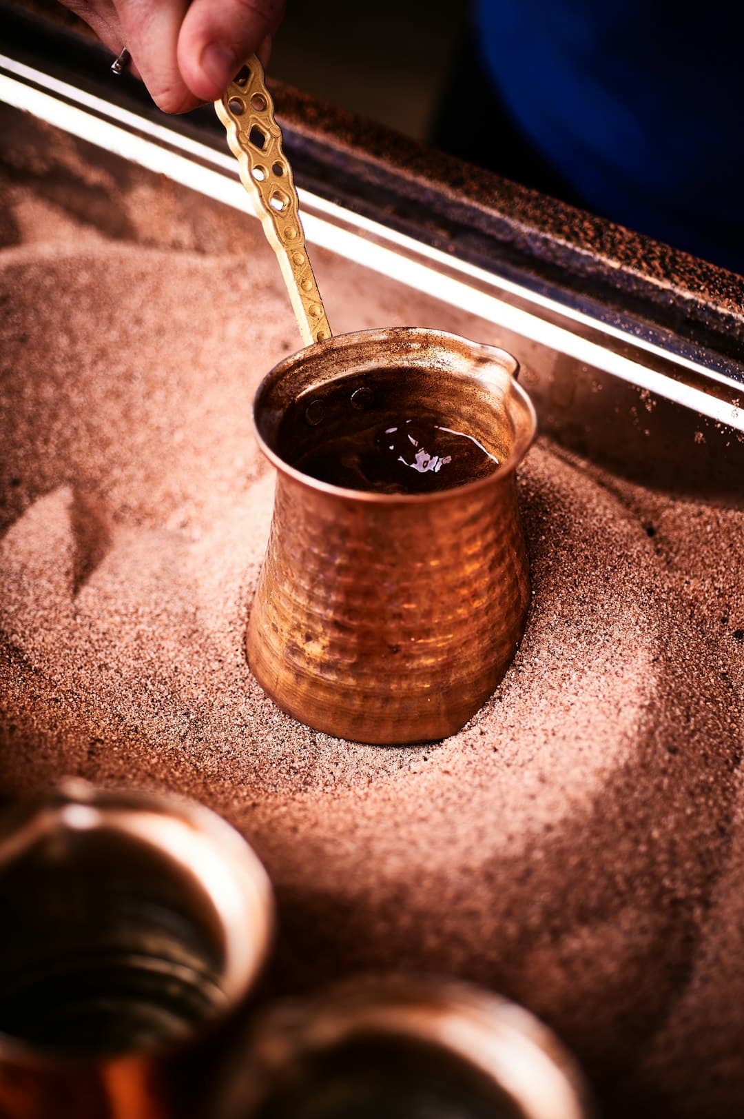 Turkse koffie in traditionele cezve met kopjes