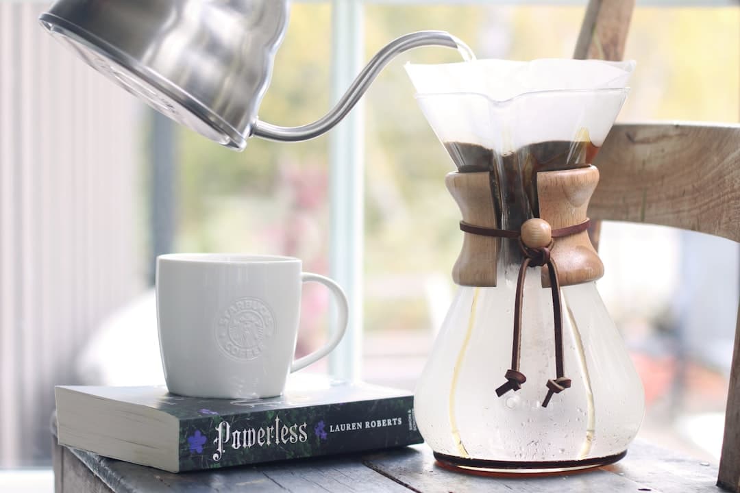 Hario V60, Chemex en AeroPress naast elkaar op een houten aanrecht