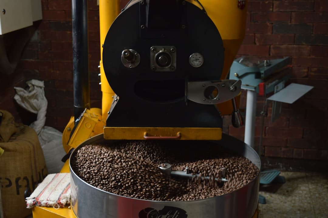 Vers gemalen koffiebonen naast een koffiemolen