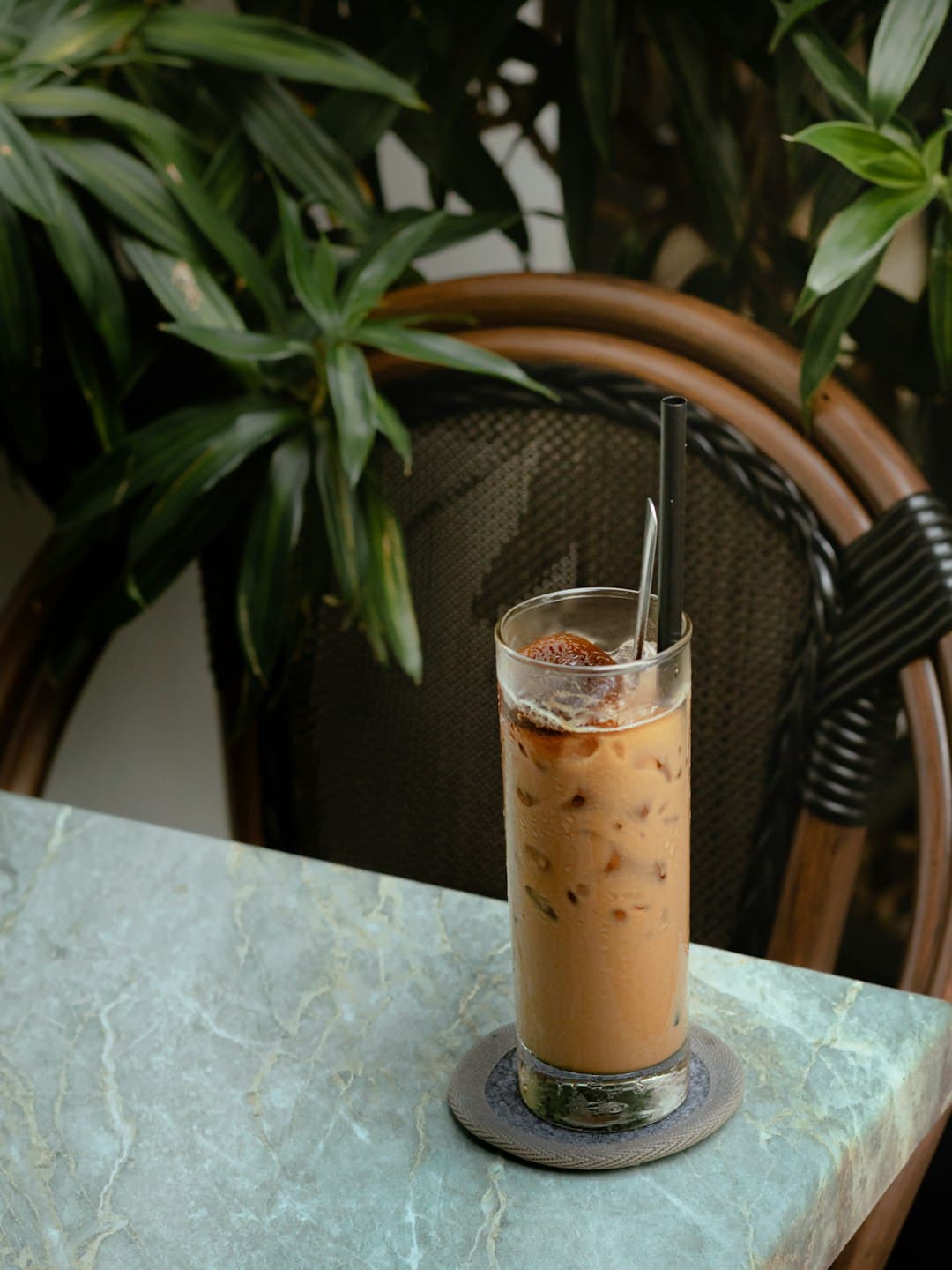 Vietnamese koffie met phin filter en gecondenseerde melk