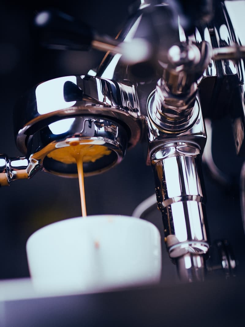 Barista maakt espresso met professionele machine