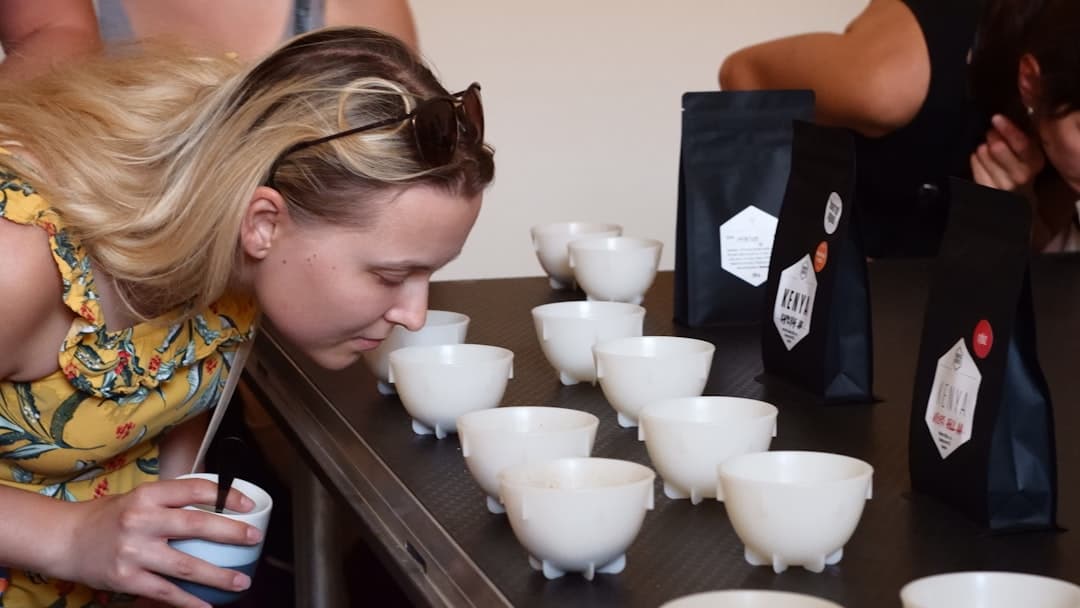 Specialty koffiebonen worden gesorteerd op kwaliteit