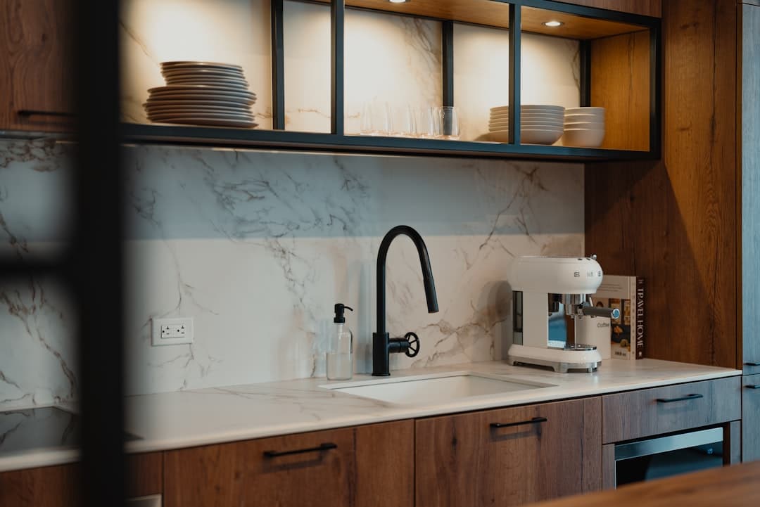 Verschillende waterfilters voor koffiemachines naast elkaar
