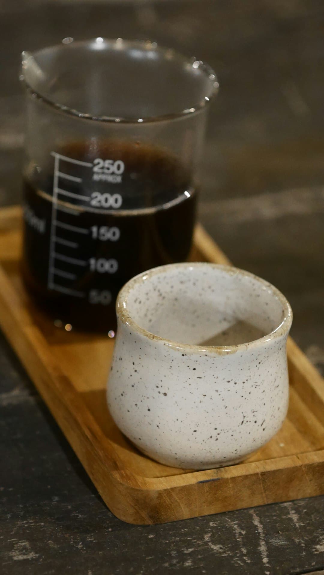 Glas water naast een kopje koffie met koffiebonen