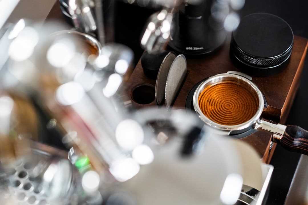 Een WDT-tool met dunne naalden in een portafilter met gemalen koffie