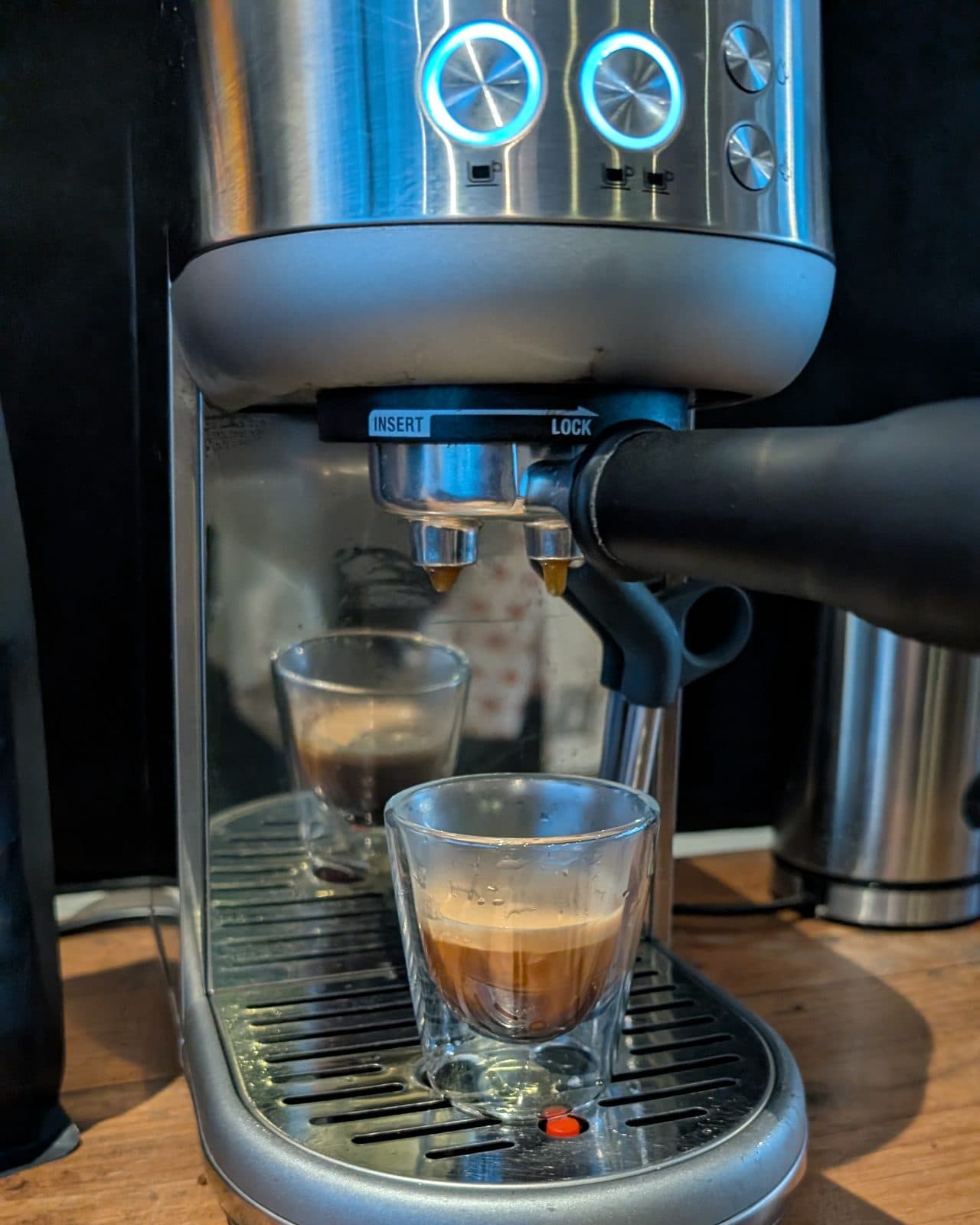 Een verse espresso met dikke crema op het lekbakje van de Sage Bambino