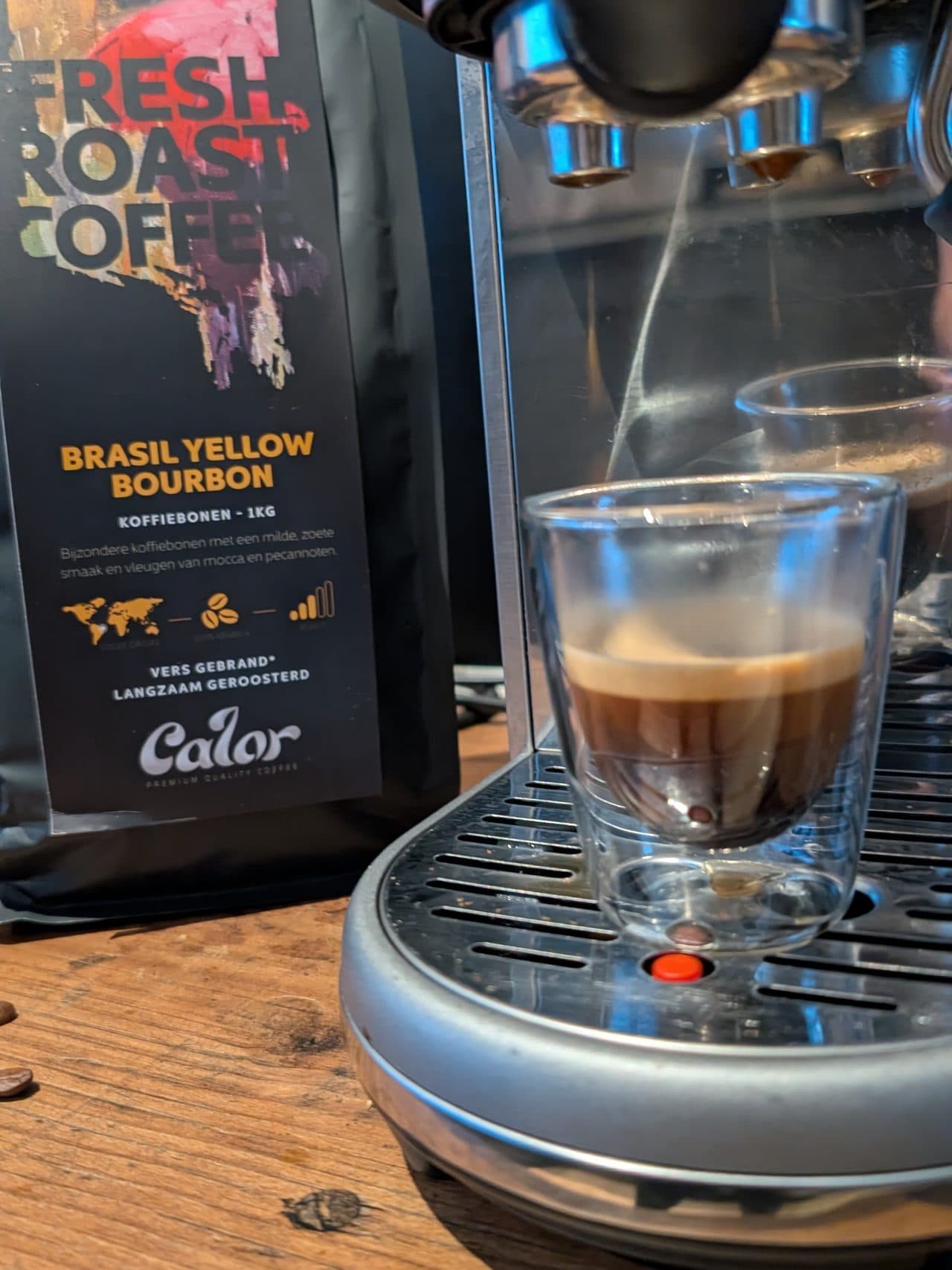 Een verse espresso van Calor Brasil Yellow Bourbon op de Sage Bambino, met de kilozak erachter