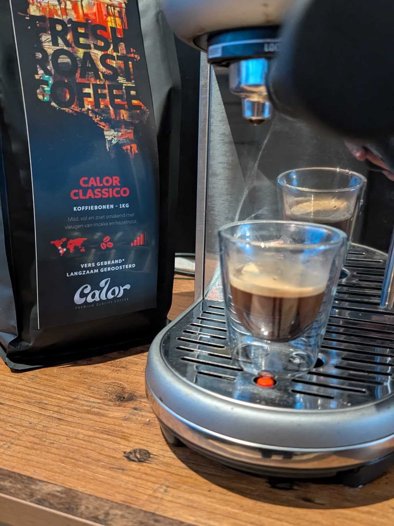 Een verse espresso van Calor Classico op de Sage Bambino, met de kilozak Classico erachter