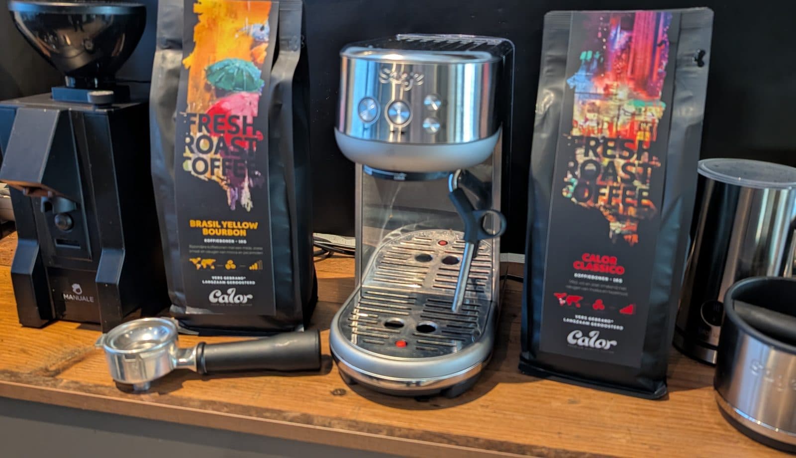 Onze testopstelling: Eureka Mignon Manuale molen, de zak Calor Brasil Yellow Bourbon, Sage Bambino en de zak Calor Classico