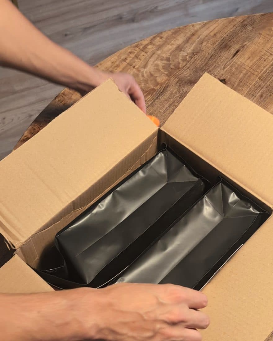 De open GLS-doos van Calor met daarin de twee zwart gesealde zakken koffiebonen