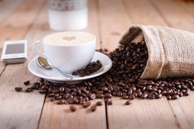 Verse koffiebonen op een houten ondergrond