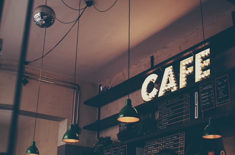 Koffiebonen worden vers gebrand in een professionele koffiebranderij
