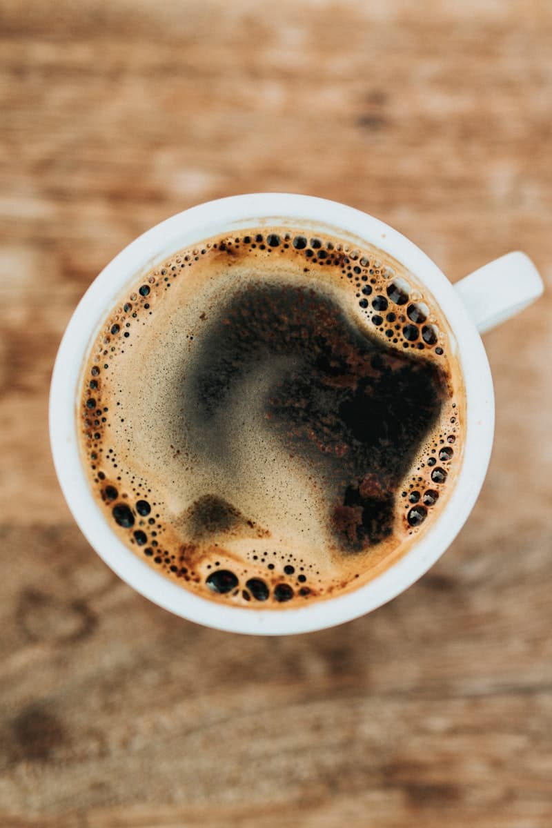 Donker gebrande espressobonen in een houten schep, close-up